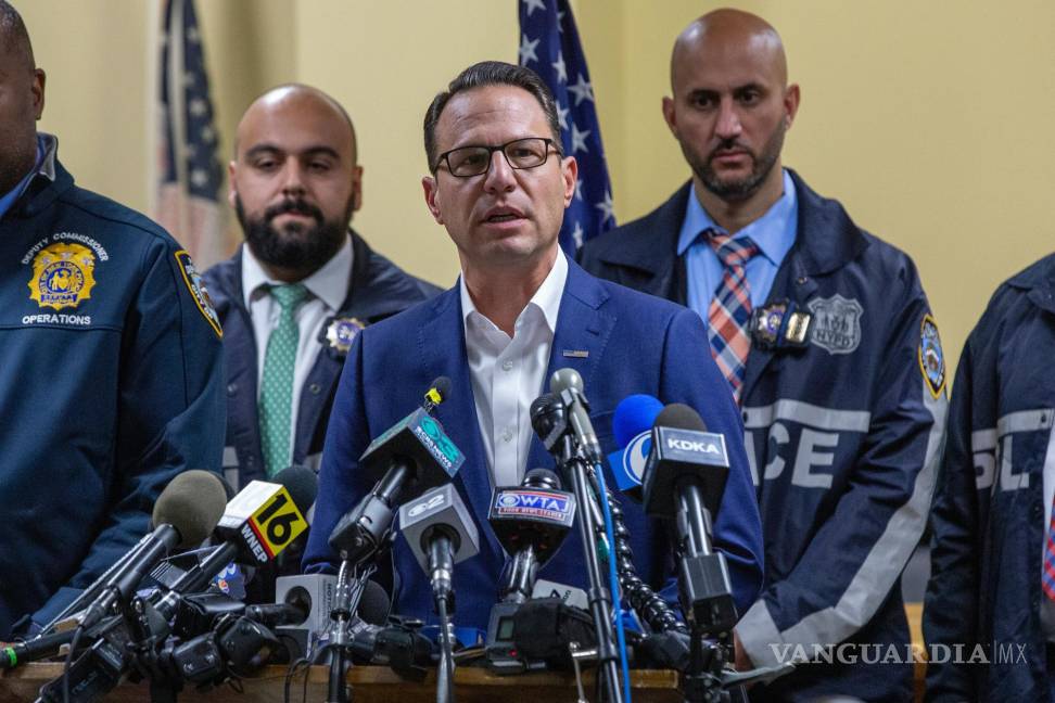 $!El gobernador Josh Shapiro (c), da una conferencia de prensa acerca del arresto de Luigi Mangione en Hollidaysburg, Pensilvania.