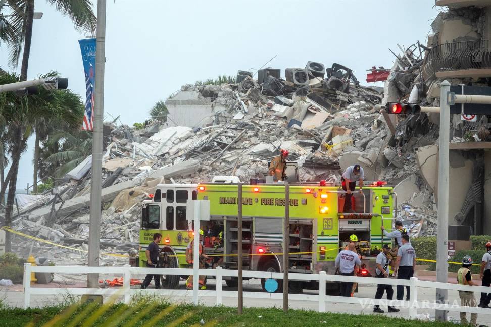 $!Edificio en Miami Beach se derrumba, hay un muerto y 51 personas desaparecidas