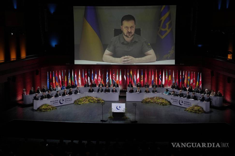 $!En declaraciones por teleconferencia desde Kiev, el presidente de Ucrania, Volodymyr Zelenskyy, se dirigió a los asistentes a una cumbre del Consejo de Europa en Reikiavik, Islandia.