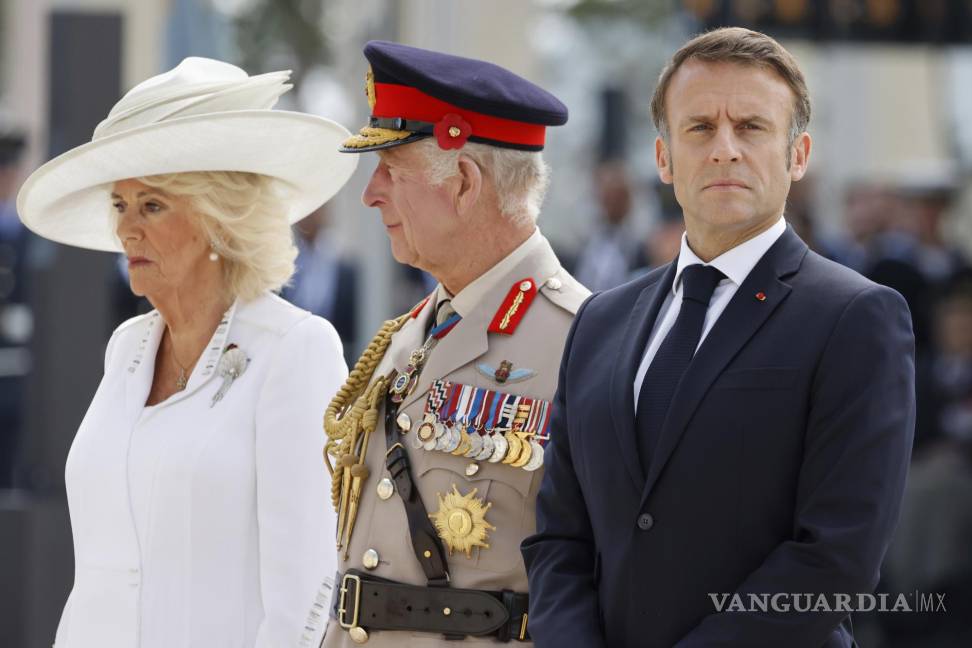 $!El presidente de Francia, Emmanuel Macron, el rey de Inglaterra, Carlos III, y la reina Camilla asisten a la ceremonia por el 80vo aniversario del día D.