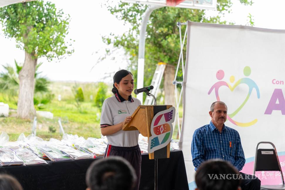 $!Autoridades municipales y educativas participaron en la jornada de entrega, reafirmando el compromiso de trabajar de manera conjunta para fortalecer la educación y el bienestar de la comunidad en la zona rural de Saltillo.