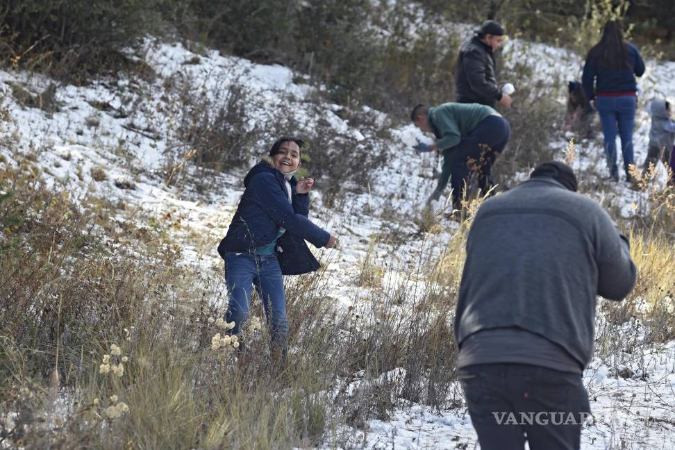 $!Paseantes abarrotan Sierra de Arteaga; hielo impide su paso