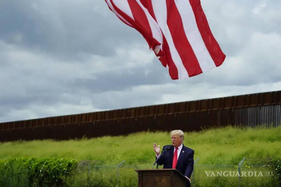 $!El expresidente Donald Trump durante una visita a una sección inacabada del muro fronterizo en Pharr, Texas, el 30 de junio de 2021.