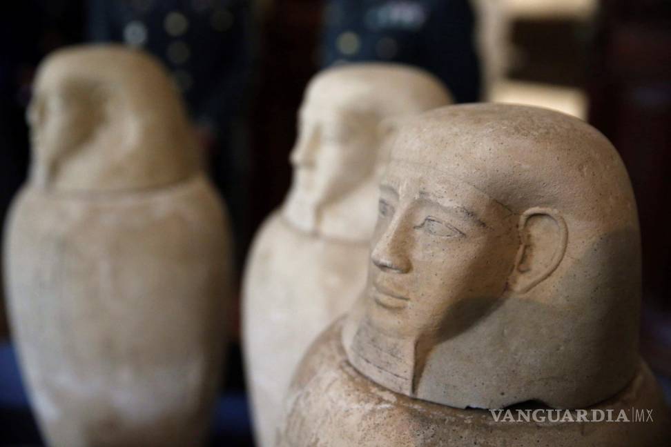 $!Cabeza de urna funeraria que representa a la diosa Sekhmet, de 3.800 años de antigüedad. EFE/Javier Lizón