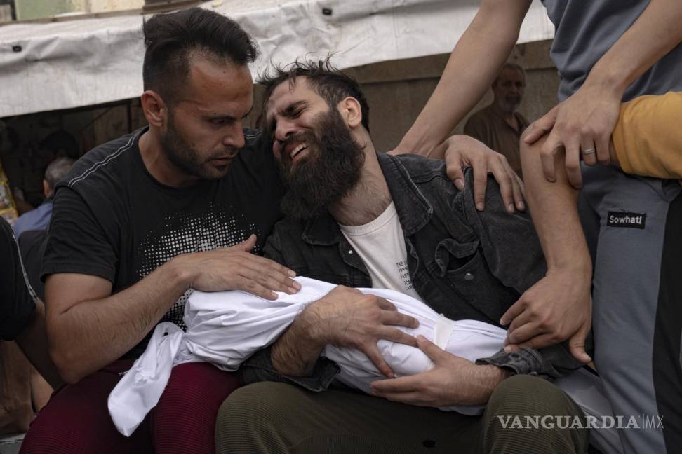 $!Palestinos lloran a sus familiares muertos en un bombardeo israelí sobre la Franja de Gaza, en una morgue en Jan Yunis, el 29 de octubre de 2023.