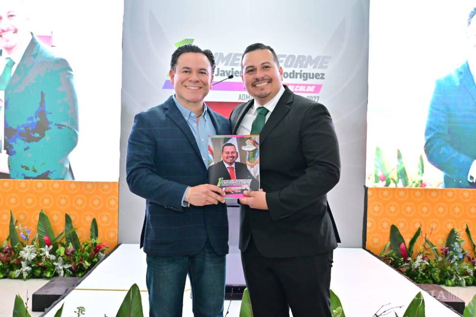 $!El alcalde de San Buena con Sergio Sisbeles, previo a la entrega del informe.