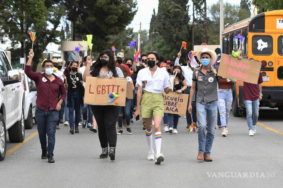 $!Se manifiestan alumnos de Jurisprudencia de la UAdeC contra video Anti-LGBT en Saltillo