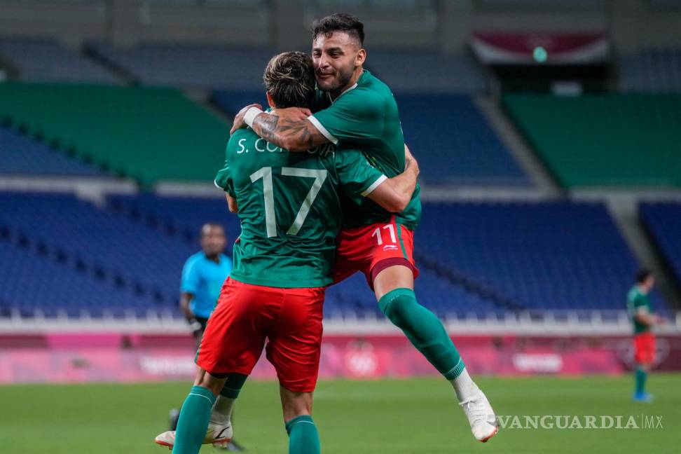 $!El mexicano Alexis Vega celebra al anotar el tercer gol de su equipo contra Japón en el partido por la medalla de bronce del fútbol masculino de los Juegos Olímpicos de Verano 2020, en Saitama, Japón. AP/Martín Mejía