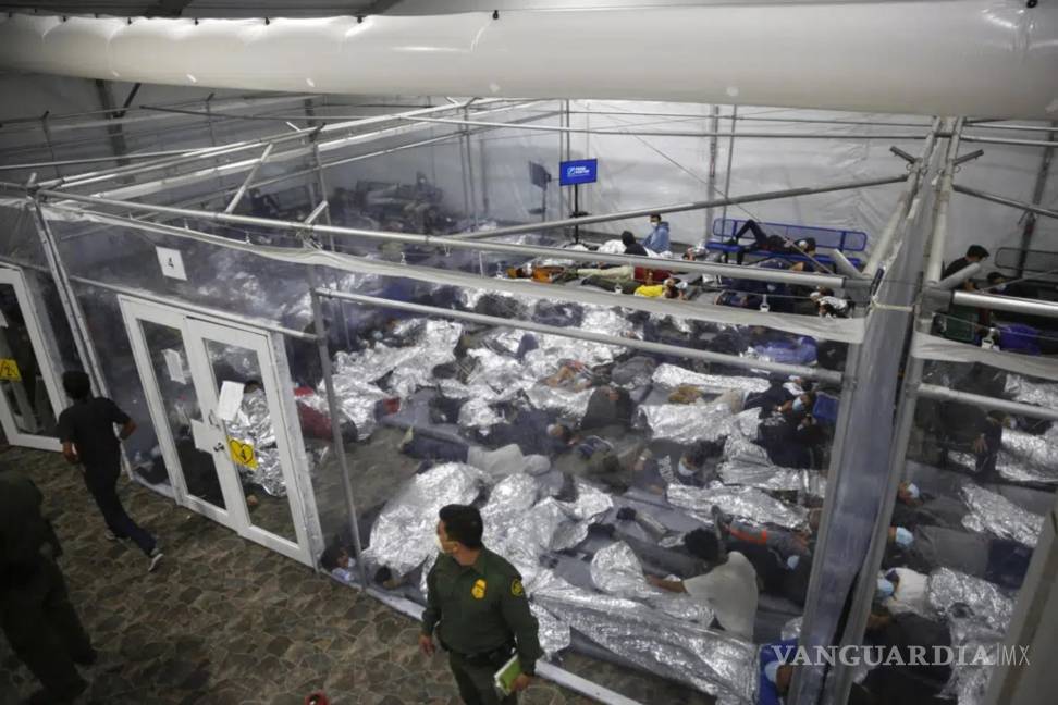 $!30/03/2021. Menores migrantes dentro de una cápsula en el principal centro de detención para niños no acompañados en el Valle del Río Grande en Donna, Texas.