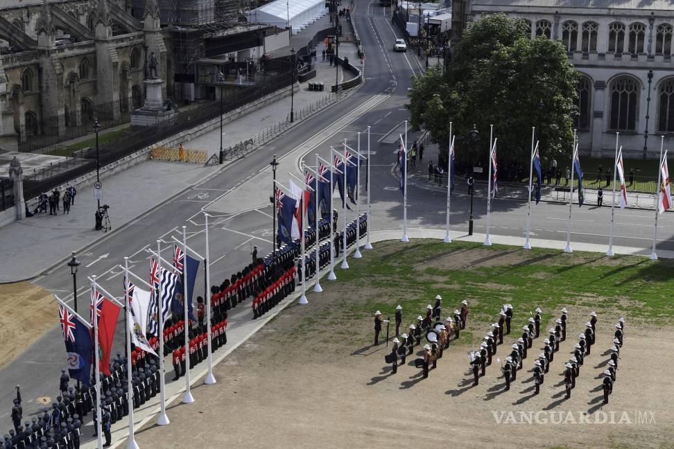 $!La banda de los Royal Marines en Parliament Square antes de la procesión del Gun Carriage que llevará el ataúd de la reina Isabel II a Westminster Hall en Londres.