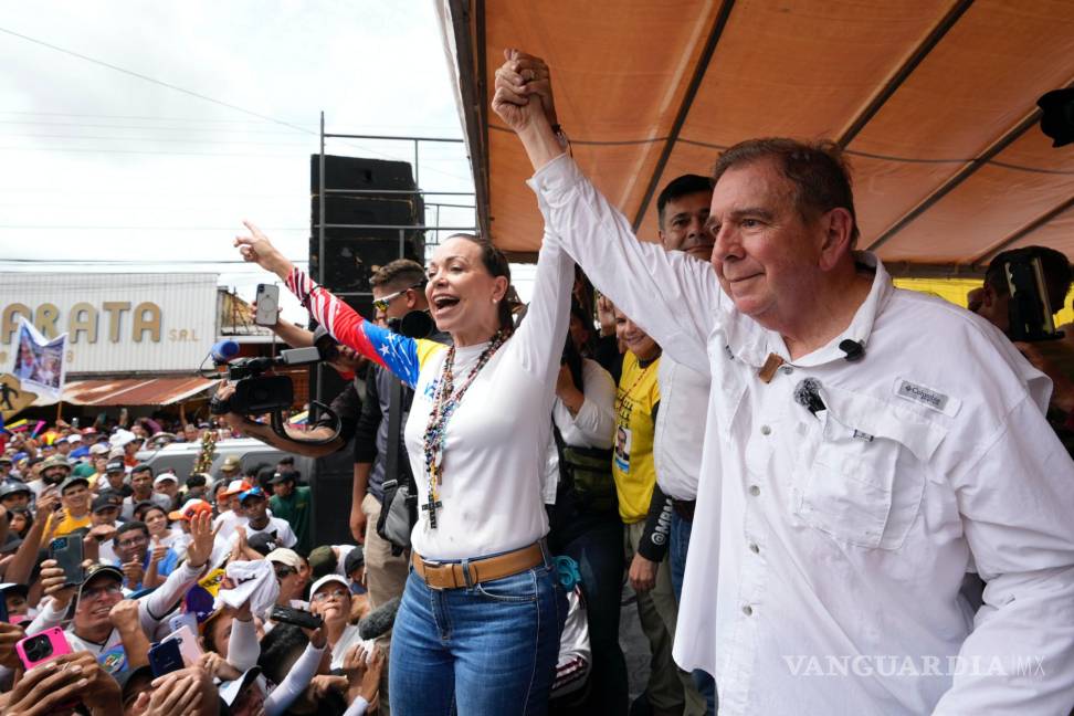 $!El candidato presidencial de la oposición venezolana Edmundo González y la líder opositora María Corina Machado en un acto político en Barinas, Venezuela.