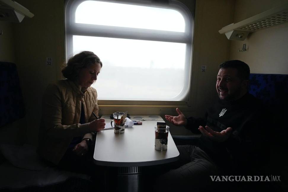 $!El presidente de Ucrania, Volodímir Zelenski, habla durante una entrevista con Julie Pace, vicepresidenta y editora ejecutiva de The Associated Press.