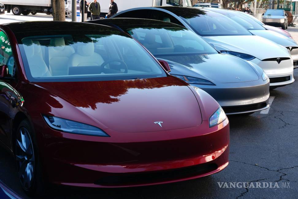 $!Los vehículos Tesla se exhiben en el Auto Show AutoMobility LA en Los Ángeles