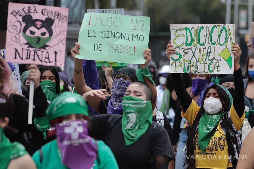 $!Diversos grupos de mujeres protestaron a favor de la despenalización del aborto a lo largo de las calles del primer cuadro de la Ciudad de México. Esto en el contexto del Día de Acción Global para el Acceso al Aborto Legal y Seguro, que se conmemora cada 28 de septiembre.