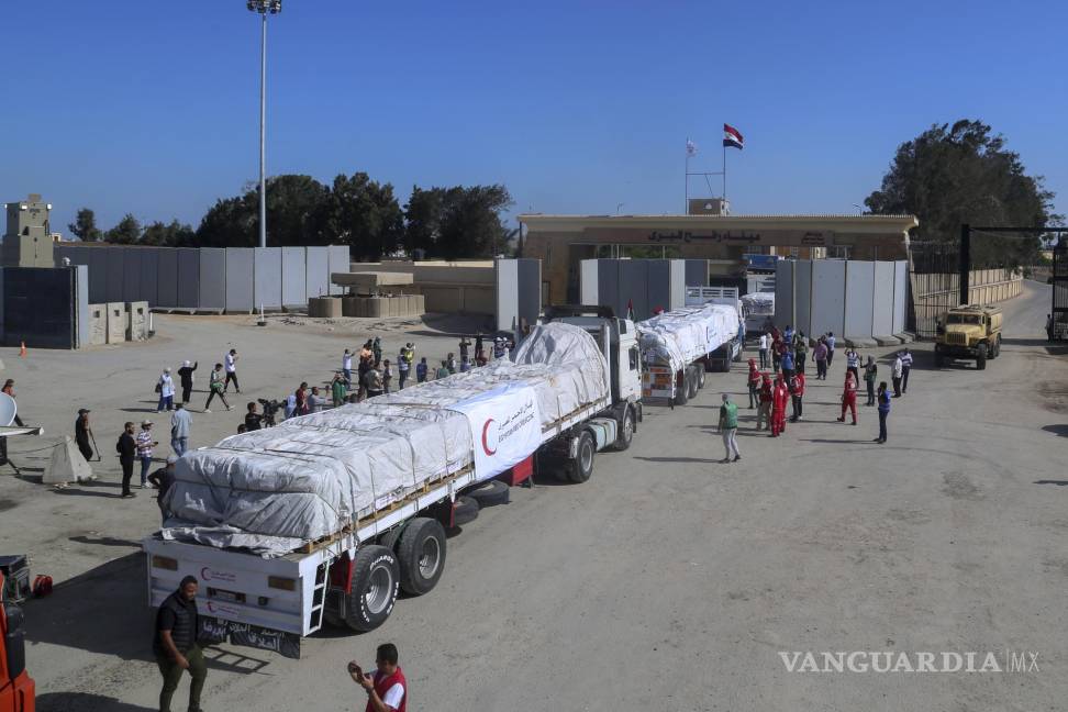 $!Camiones de la Media Luna Roja Egipcia que transportan ayuda humanitaria para la Franja de Gaza cruzan la puerta fronteriza de Rafah, en Rafah, Egipto.