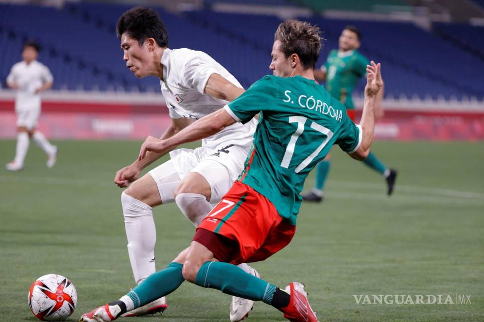 $!El centrocampista mexicano Sebastián Córdova (d) controla el balón ante el defensa japonés Takehiro Tomiyasu (i) en el encuentro por la medalla de bronce entre las selecciones de México y Japón durante los Juegos Olímpicos 2020. EFE