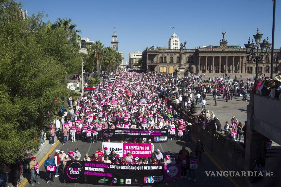 $!Miles de ciudadanos se congregan en la Macroplaza de Monterrey para marchar en favor del INE y protestar en contra de la reforma electoral, culminando en la Explanada de los Héroes.