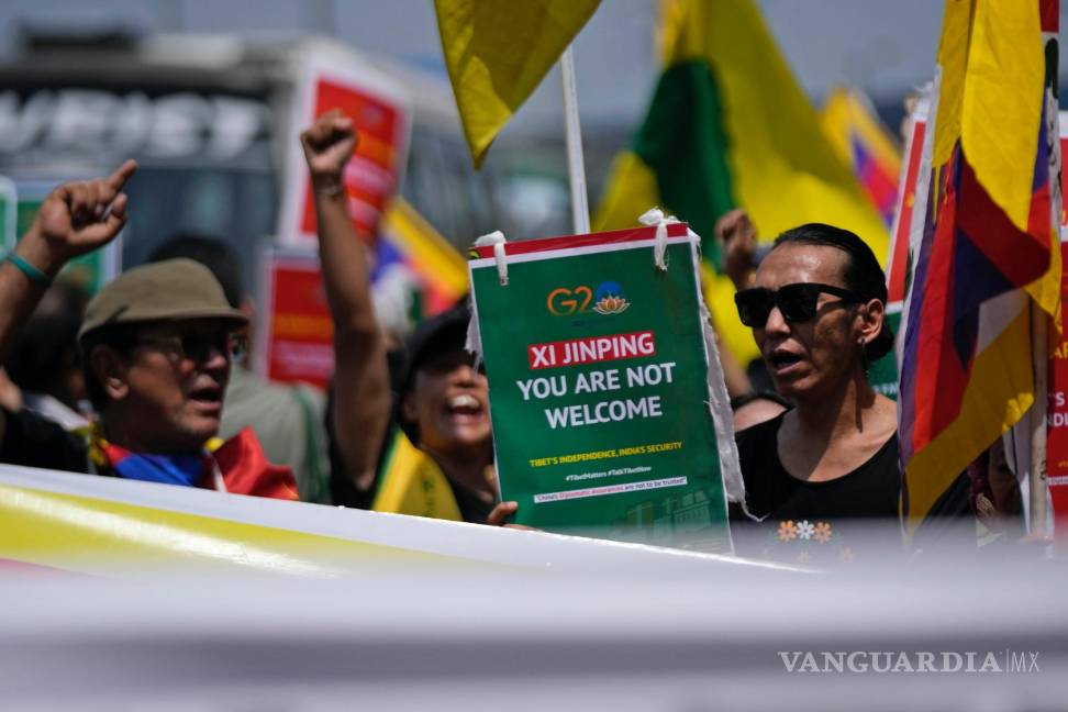 $!Jóvenes activistas tibetanos gritan consignas contra la visita de la delegación china para participar en la Cumbre del G20 en Nueva Delhi, India.