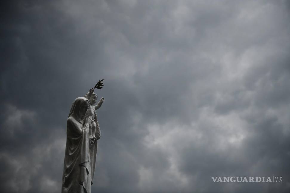 $!Imagen de María con el Niño durante una procesión frente a la catedral de Notre Dame de París para celebrar la Asunción de la Virgen, 14 de Agosto de 2020.