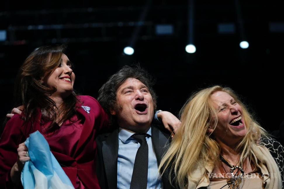 $!El candidato presidencial Javier Milei (c) su hermana Karina, a la derecha, y su compañera de fórmula Victoria Villarruel en un acto de campaña en Buenos Aires.