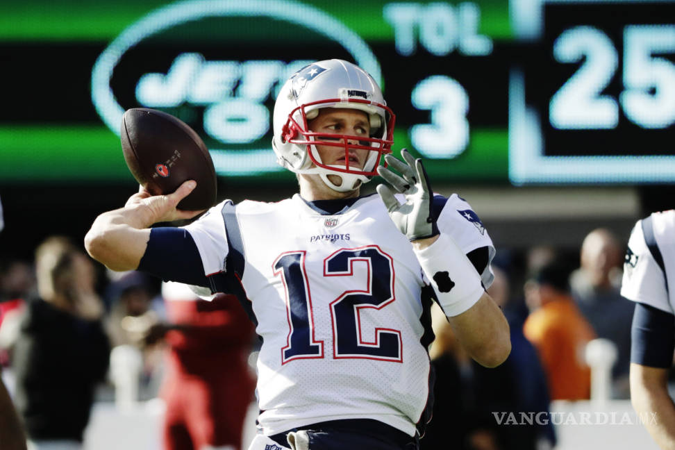 $!Un fin de semana más en la oficina: Tom Brady supera la marca de yardas aéreas de Peyton Manning