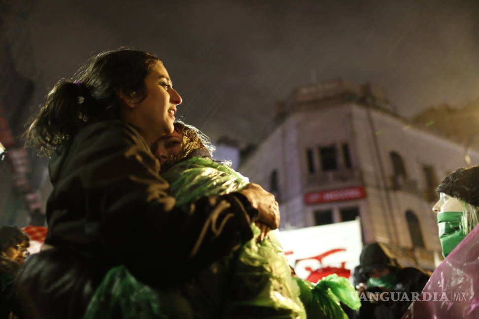 $!Fuertes protestas y enfrentamientos en Argentina tras rechazar el Senado la legalización del aborto