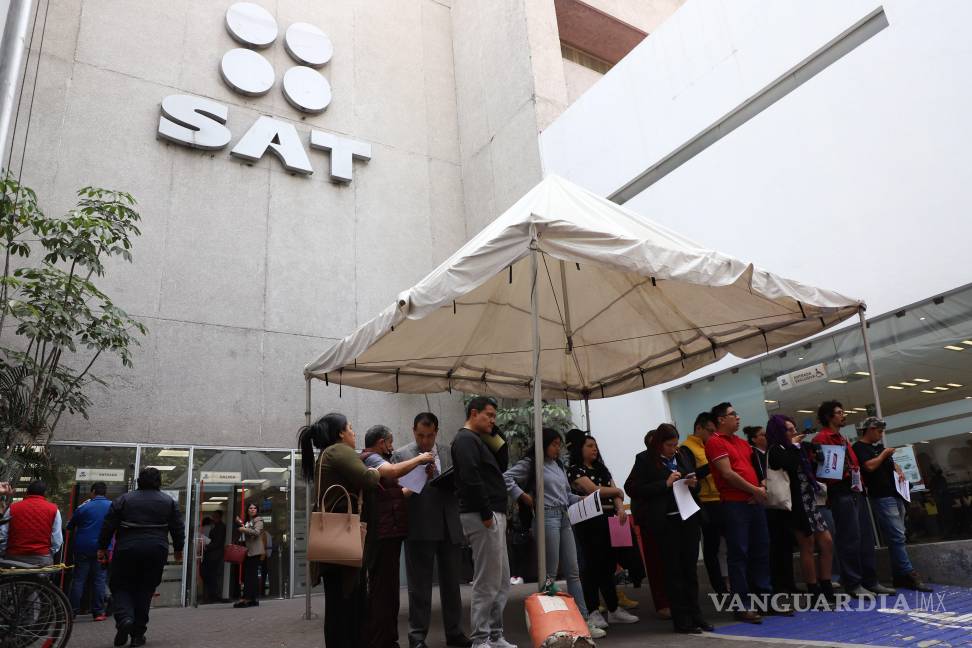 $!CIUDAD DE MÉXICO, 20ENERO2025.- Algunas personas esperan su turno para ingresar a realizar sus trámites en las oficinas del SAT. FOTO: DANIEL AUGUSTO/ CUARTOSCURO.COM