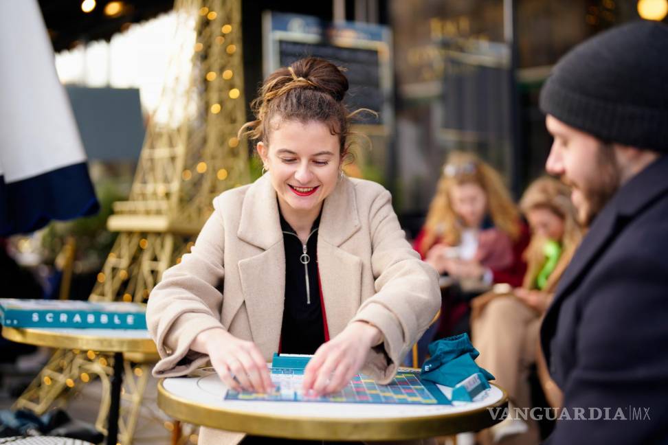 $!Chloe M jugando al Scrabble en café de París.