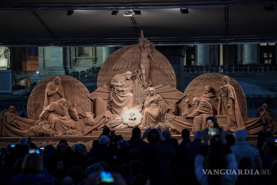 $!Monumental nacimiento de arena en la Plaza de San Pedro da inicio a los festejos navideños en el Vaticano
