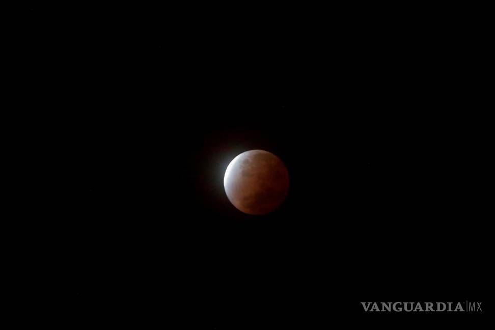$!Fotografía del eclipse lunar observado hoy en la madrugada desde Ciudad de Guatemala (Guatemala). EFE/Esteban Biba