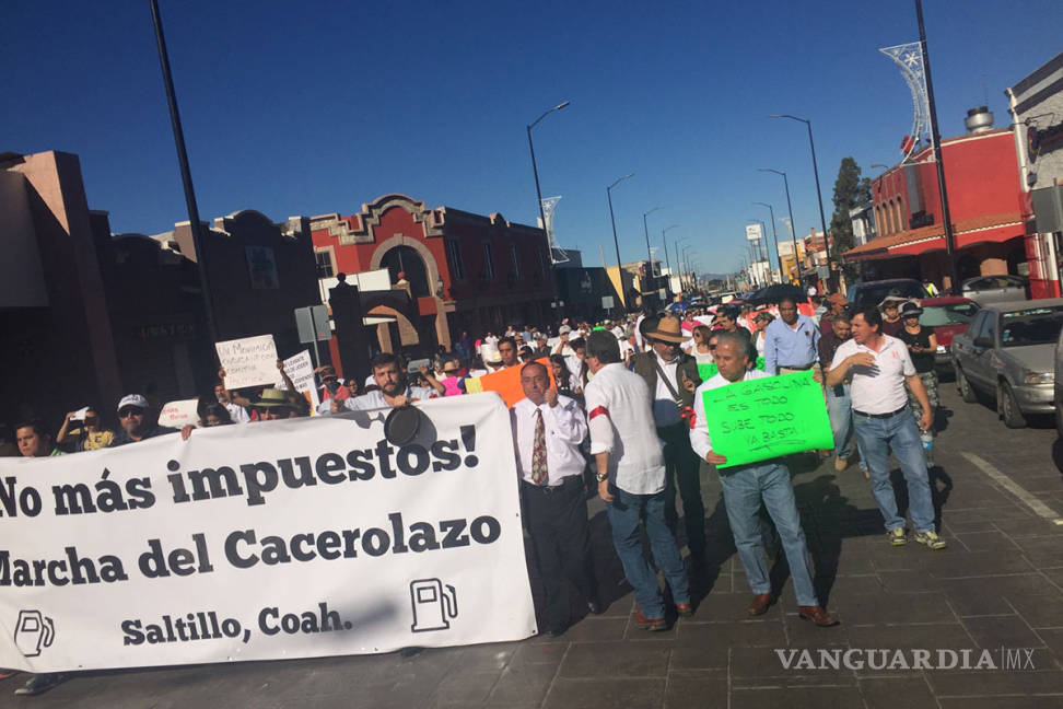 $!Protesta contra el gasolinazo en Saltillo llega hasta el Congreso de Coahuila