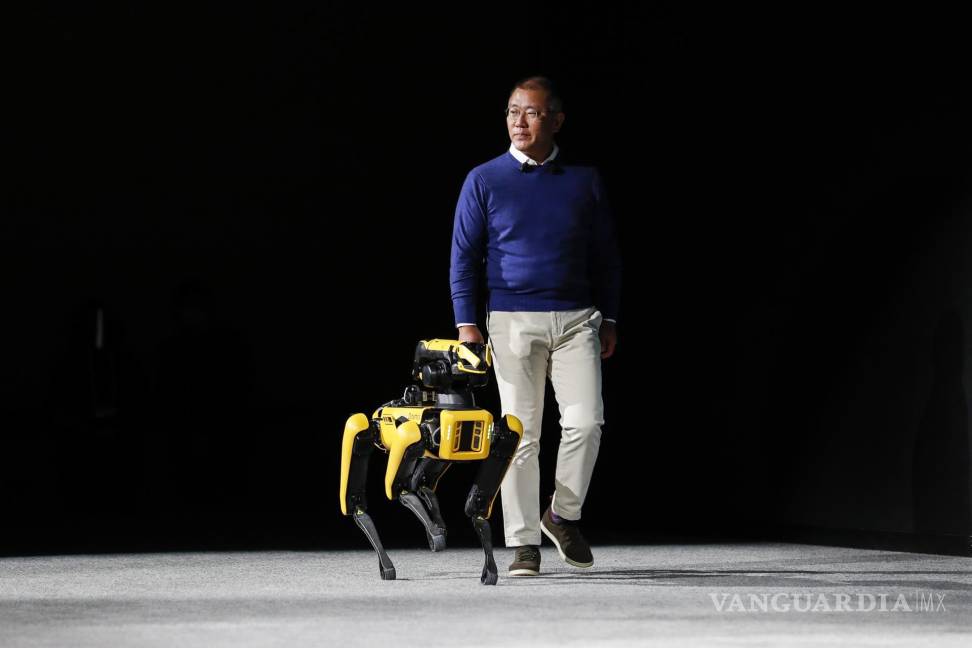 $!El presidente ejecutivo de Hyundai Motor Group, Euisun Chung llega al CES con el perro robot Boston Dynamics. EFE/EPA/Caroline Brehman