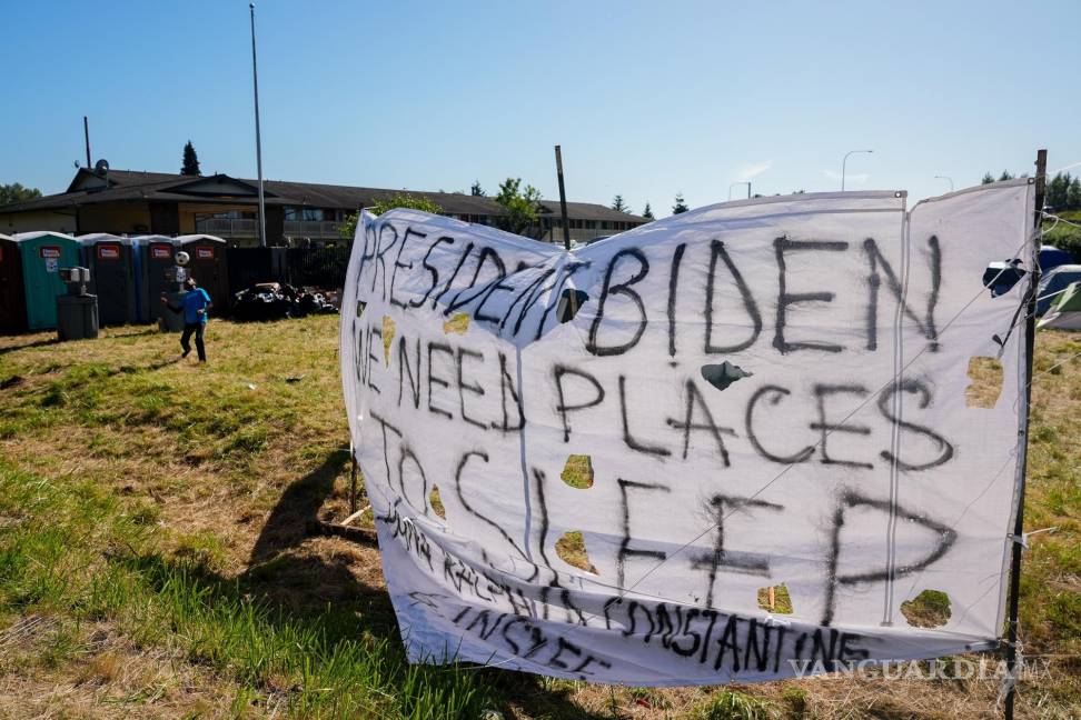 $!Un cartel frente a un campamento de solicitantes de asilo, en su mayoría de Venezuela, Congo y Angola en Kent, Washington.