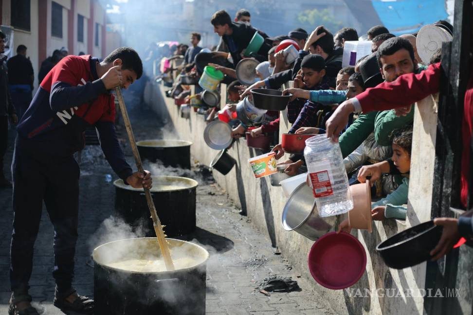 $!En esta imagen de archivo, palestinos hacen fila para recibir una comida gratuita en Rafah, en la Franja de Gaza, el 20 de diciembre de 2023.
