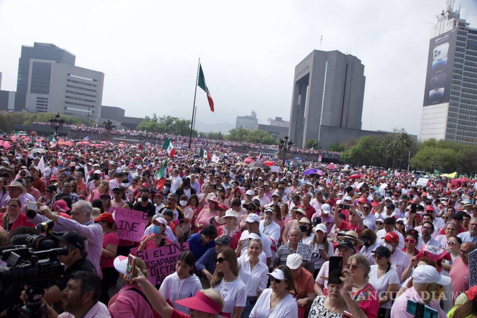 Así toman las calles y plazas miles de mexicanos para defender al INE (Fotos)