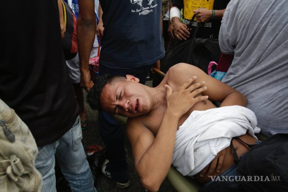 $!Caos y heridos, caravana migrante rompe cerco y cruza frontera con México (Fotogalería)