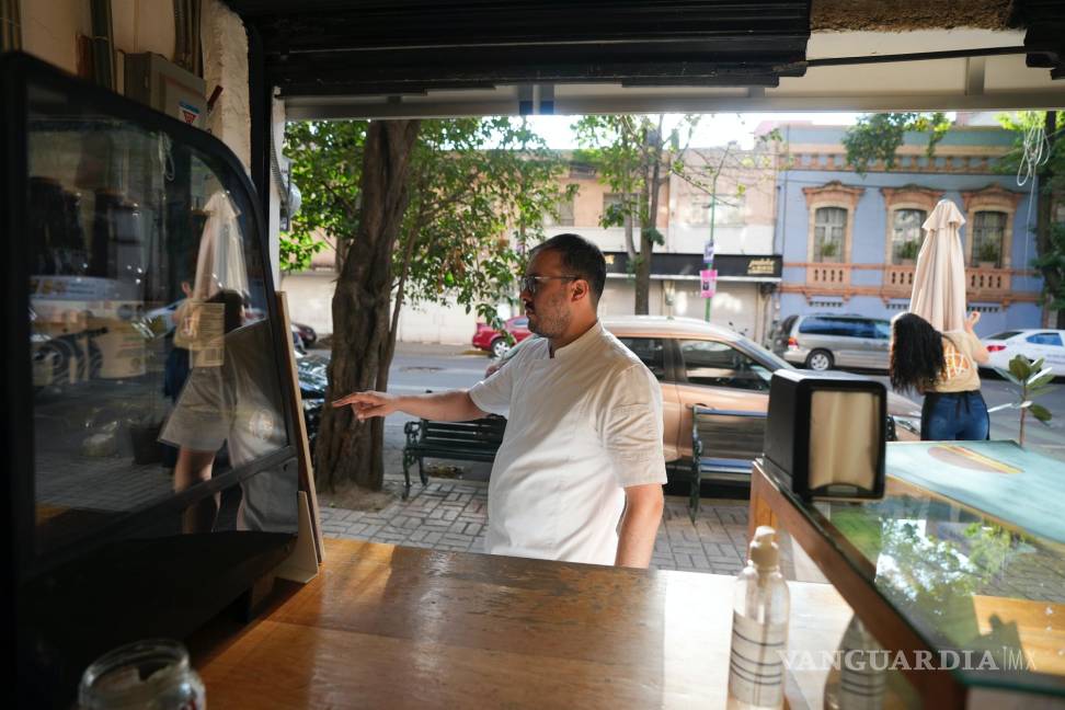 $!Manu Tovar abre las puertas de su panadería para vender pan de muerto, para el Día de Muertos en México, en el barrio de San Rafael de la Ciudad de México