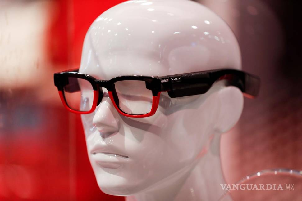 $!Las gafas inteligentes Vuzix Shield AR están en exhibición en el Centro de Convenciones de Las Vegas. EFE/EPA/Caroline Brehman