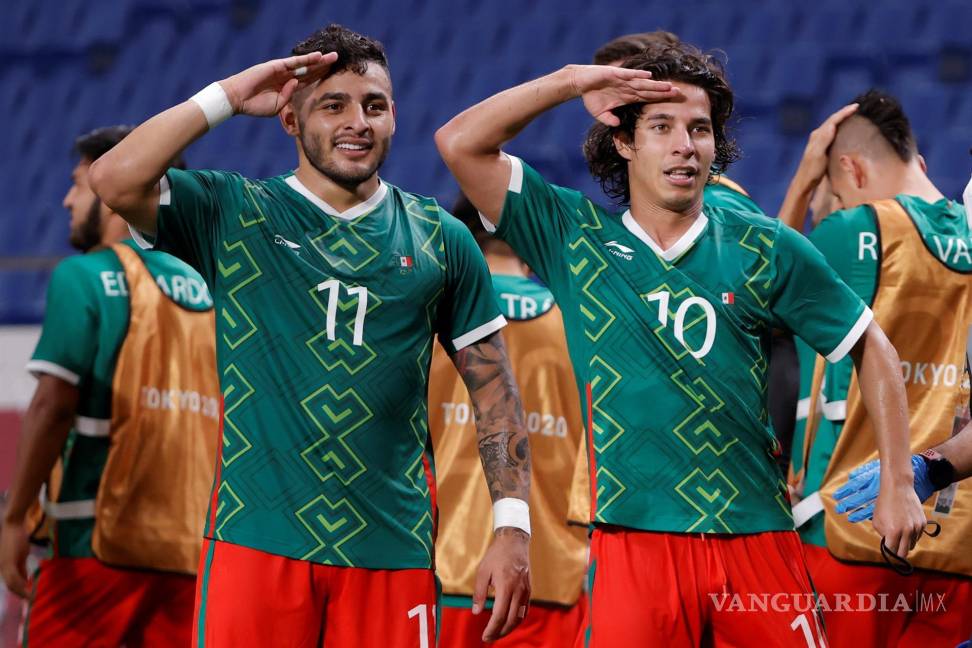 $!El delantero mexicano Alexis Vega (i) celebra con su compañero Diego Lainez (d) tras marcar el 3-0 en el encuentro por la medalla de bronce entre las selecciones de México y Japón. EFE