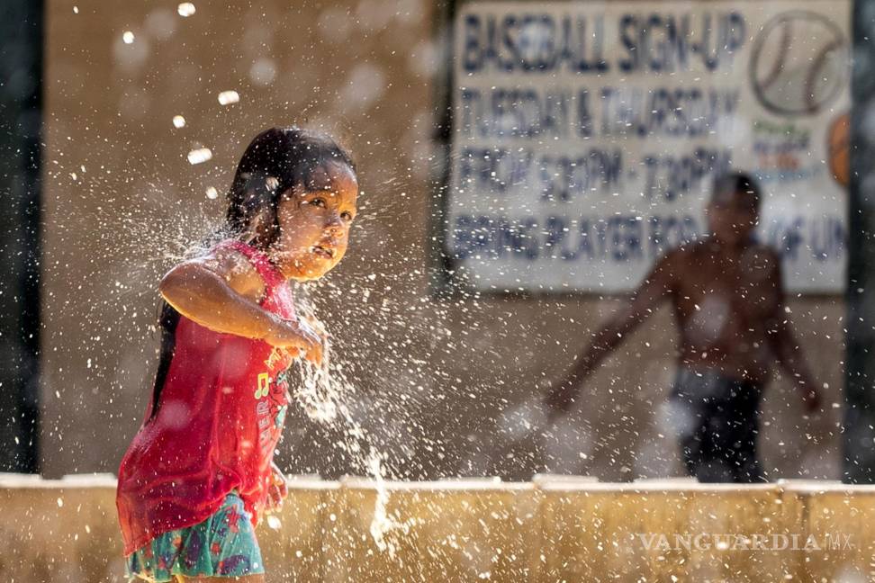 $!Una niña juega con una fuente de agua en un parque para refrescarse durante la ola de calor en Los Angeles, California. EFE/ Etienne Laurent
