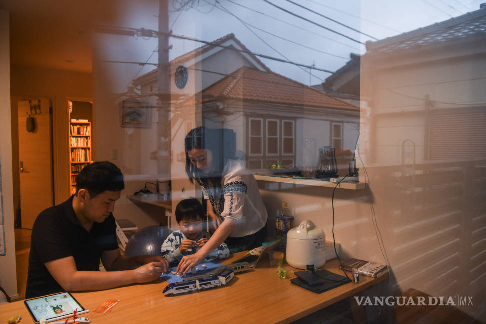 $!Atrapados en casa, los hombres de Japón aprenden a colaborar en el hogar. ¿Perdurará en el tiempo esta nueva actitud?
