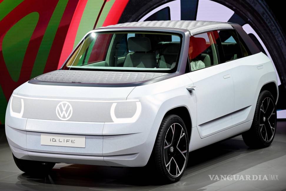 $!El Volkswagen VW ID. Life en exhibición en el primer día en el Salón Internacional del Automóvil IAA en Munich. EFE/EPA/Sascha Steinbach