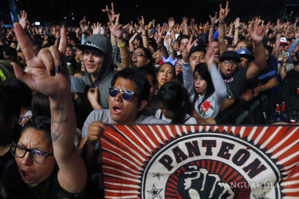 $!Panteón Rococó enciende al público en su regreso al Vive Latino