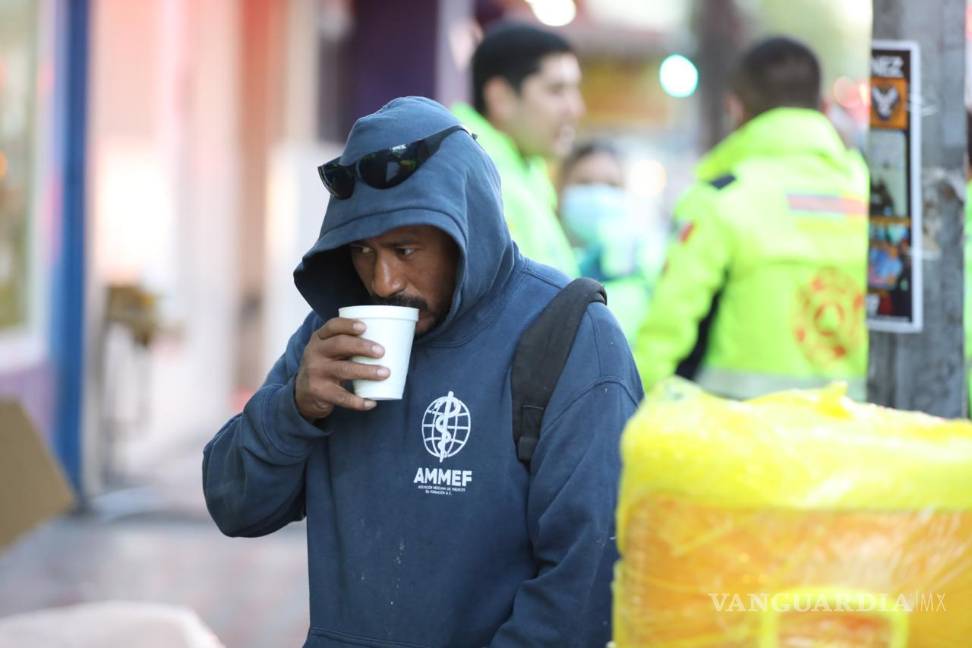 Ante bajas temperaturas Protección Civil reparte chocolate y cobertores, en NL