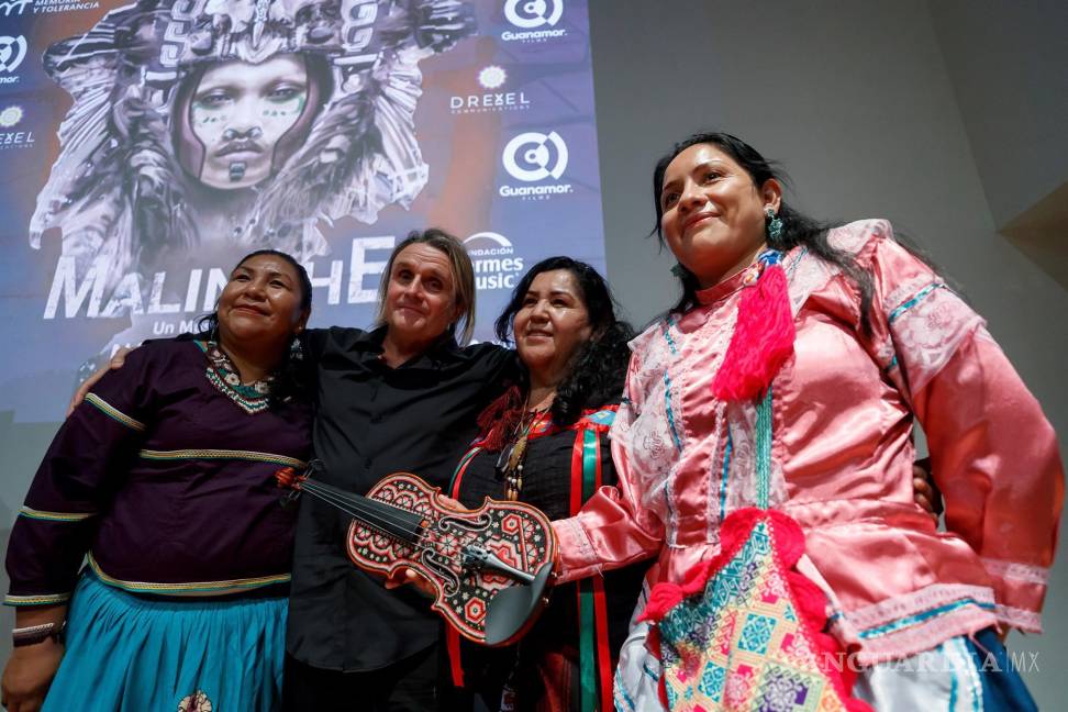 $!El artista y empresario español Nacho Cano (2i) posa con mujeres indígenas, durante en una rueda de prensa en Ciudad de México. EFE/José Méndez