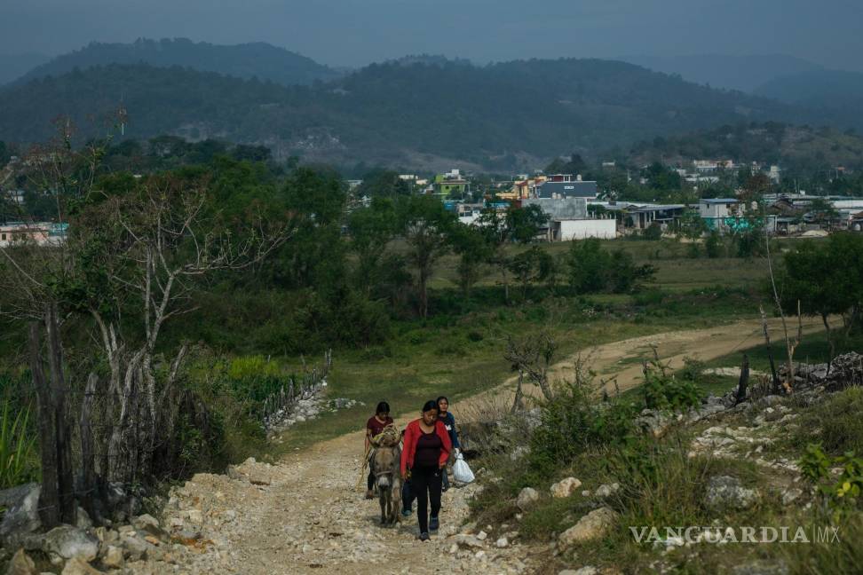 $!Mujeres jóvenes caminando en Plan de Ayala, un pueblo tojolabal en la localidad de Las Margaritas del estado de Chiapas, México.