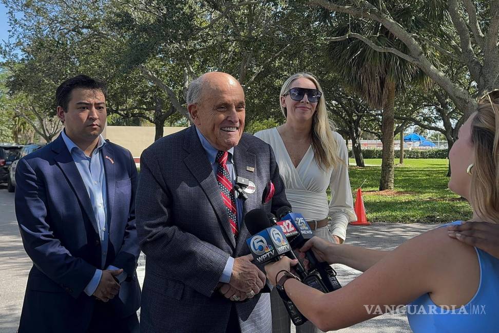 $!Rudy Giuliani habla con los periodistas después de votar en Gaines Park y Community Center en West Palm Beach, Florida, el jueves 31 de octubre de 2024.