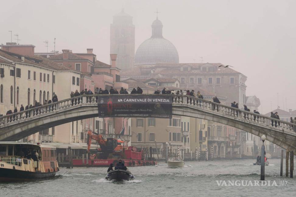 $!Una pancarta con la frase en italiano Carnaval de Venecia”, el impresionante viaje de Marco Polo, sobre un puente durante la jornada inaugural del Carnaval.