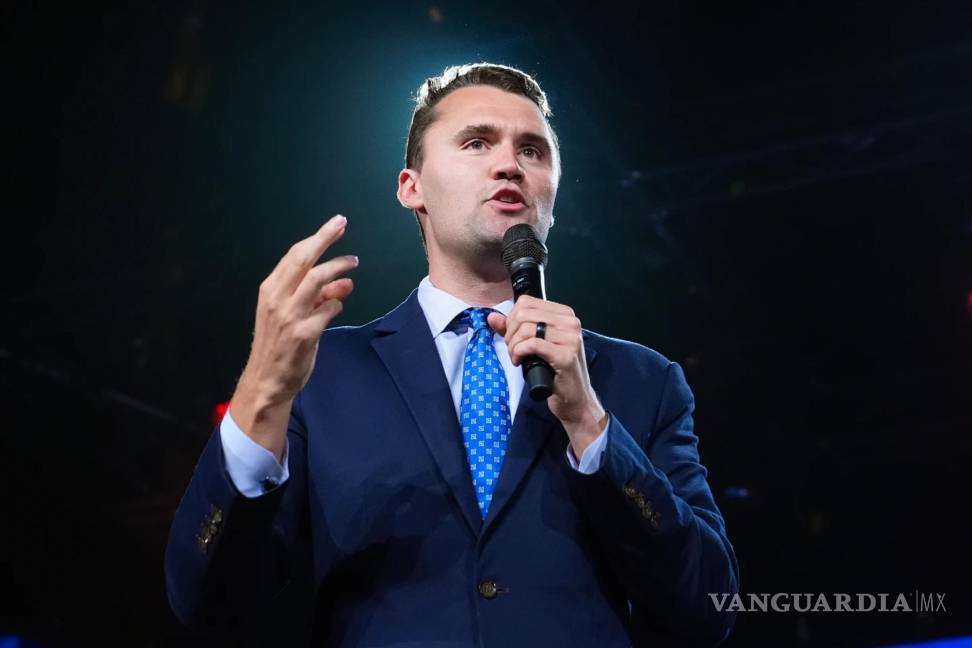 $!El fundador de Turning Point USA, Charlie Kirk, habla en un evento de Turning Point el 4 de septiembre de 2024 en Mesa, Arizona.