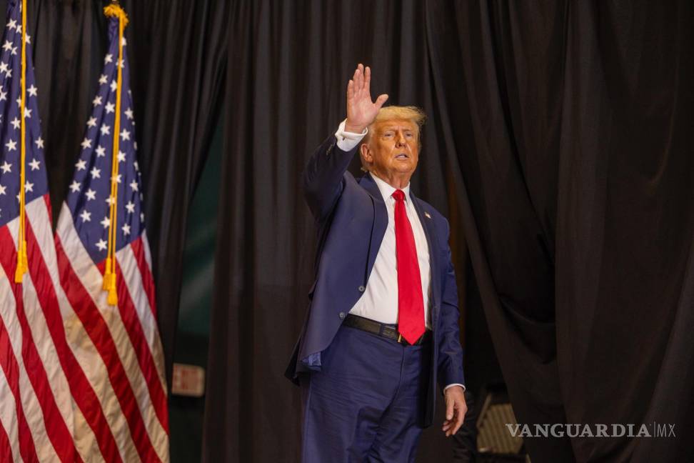 $!El expresidente Donald Trump, candidato presidencial republicano, habla durante un evento de campaña en Clive, Iowa.
